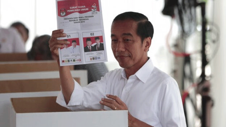 Ινδονησία: Ο απερχόμενος πρόεδρος Ουιντόντο ανακοίνωσε τη νίκη του στις προεδρικές εκλογές