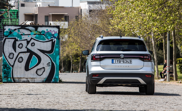 Ξεχωριστή η σχεδίαση του πίσω μέρους...