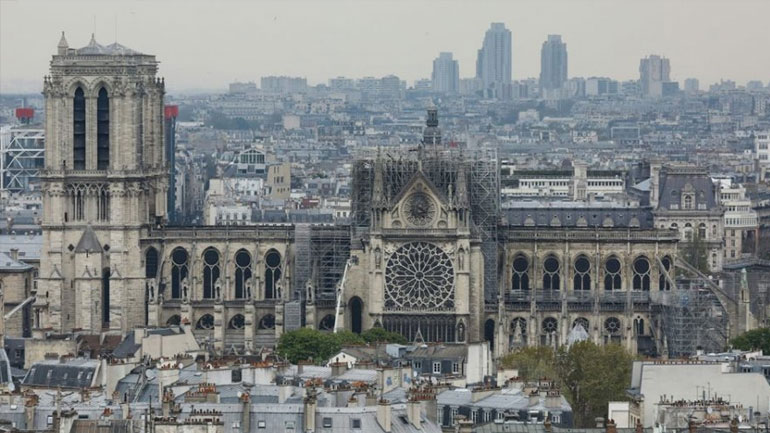 Γαλλία: Η χώρα αποτίει φόρο τιμής στους «ήρωες» που έσωσαν την Παναγία των Παρισίων
