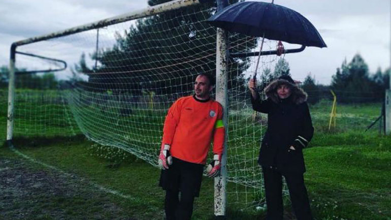 Ελληνίδα μάνα… δεν αφήνει το αγόρι της να βραχεί ούτε κάτω από τα γκολποστ