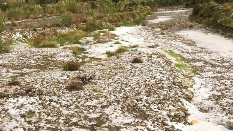 Στα «λευκά» ο ποταμός Μόρνος από την έντονη χαλαζόπτωση