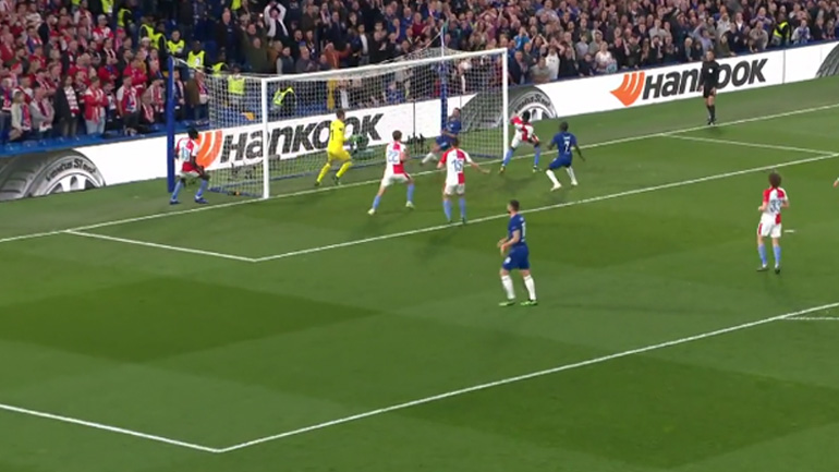 Απίστευτο αυτογκόλ με καραμπόλα στο παιχνίδι της Τσέλσι με τη Σλάβια Πράγας