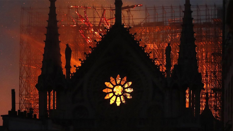 Μέσα στην Παναγία των Παρισίων μετά τη φωτιά