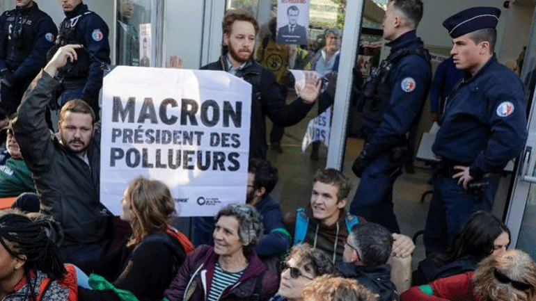 Γαλλία: Ακτιβιστές διαδηλώνουν για την κλιματική αλλαγή