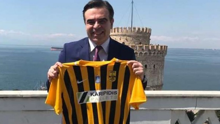 Mε τη φανέλα του Άρη ο επικεφαλής εκπρόσωπος της Κομισιόν, Μαργαρίτης Σχοινάς