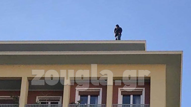 Αίσιο τέλος για τον συμβασιούχο καθαριότητας που απειλούσε να πέσει από τον 8ο όροφο του υπ. Εσωτερικών