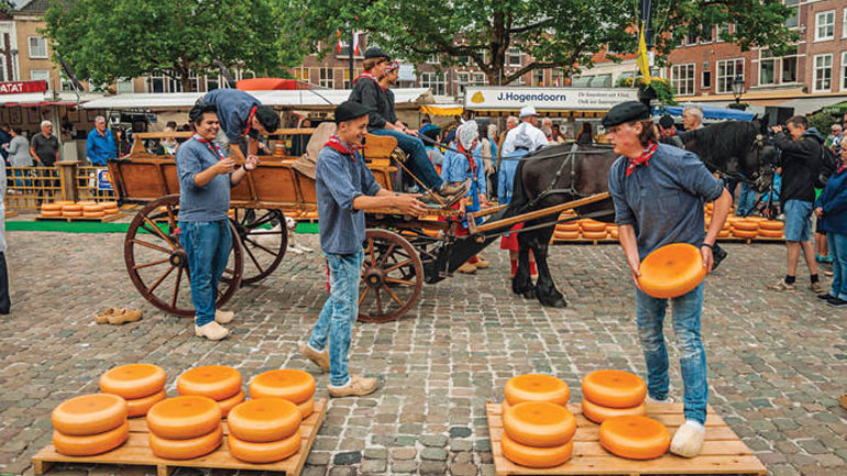 Στην πόλη Γκούντα, οι Ολλανδοί τυροκόμοι ανησυχούν για τους αμερικανικούς δασμούς