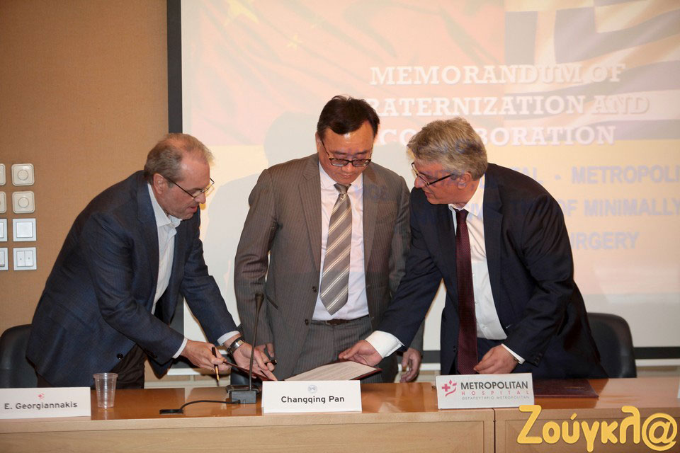 Ο διευθύνων σύμβουλος της Hellenic Healthcare Group κ. Δημήτρης Σπυρίδης κατά την υπογραφή της επίσημης συνεργασίας με το Shanghai Chest Hospital