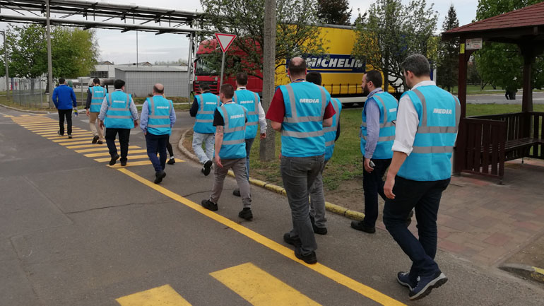 Φορώντας τα γιλεκά και τα ειδικά παπούτσια οδεύουμε για τη γραμμή παραγωγής
