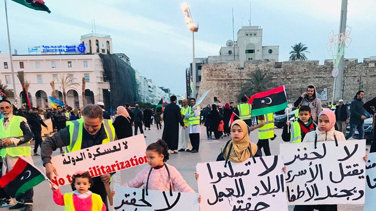 Λιβύη: Διαδήλωση «κίτρινων γιλέκων» στην Τρίπολη ενάντια στον στρατάρχη Χάφταρ και τη Γαλλία
