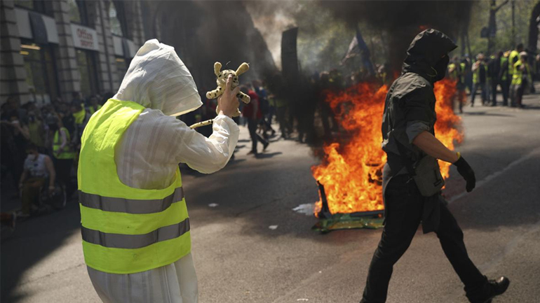 Δεν το βάζουν κάτω τα ”κίτρινα γιλέκα”