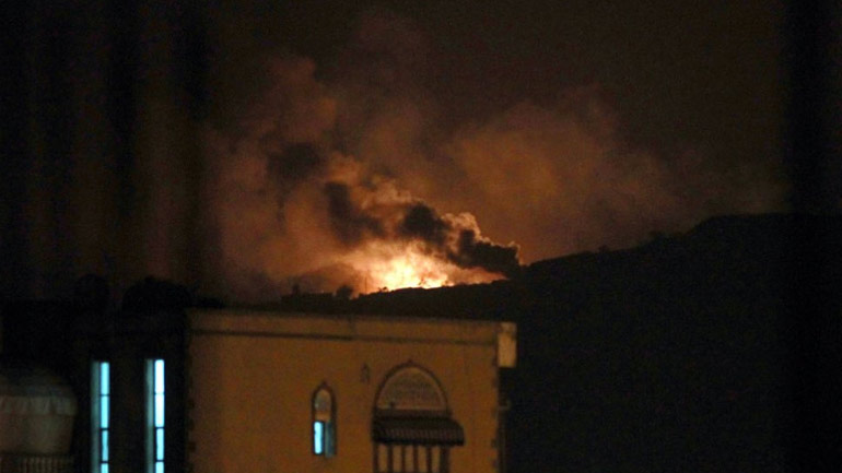 Υεμένη: Η συμμαχία υπό τη διοίκηση της Σαουδικής Αραβίας πλήττει το προεδρικό κτιριακό συγκρότημα στη Σαναά