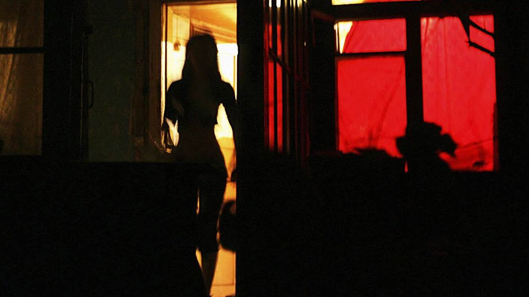 Κρήτη: Επέτρεψε στη σύζυγό του να γίνει ιερόδουλη λόγω κρίσης