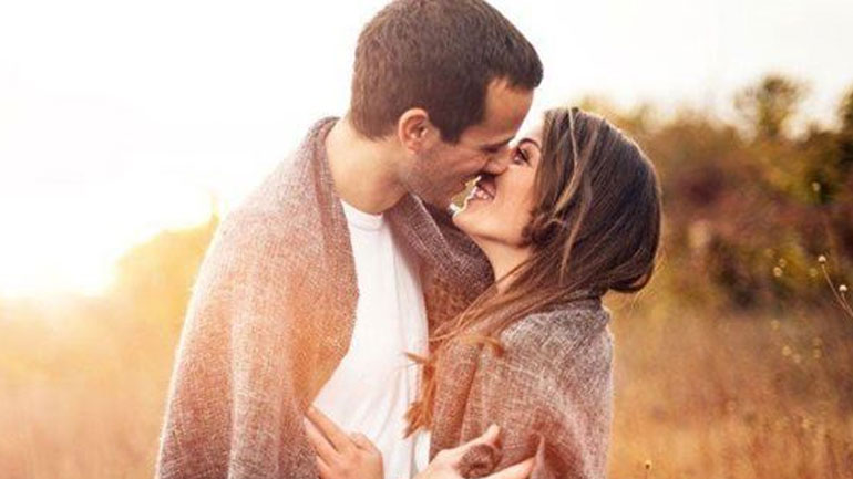 Πώς το ερωτικό φιλί μας φτιάχνει τη ψυχολογία