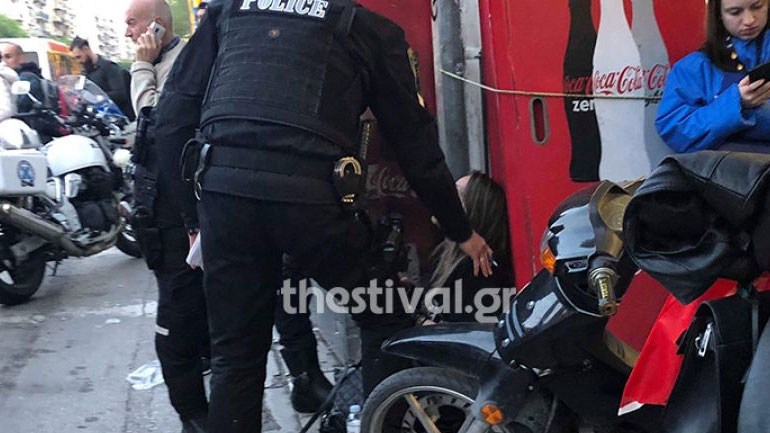 Θεσσαλονίκη: Πέταξε τη σύζυγό του από το αυτοκίνητο μπροστά στα παιδιά τους