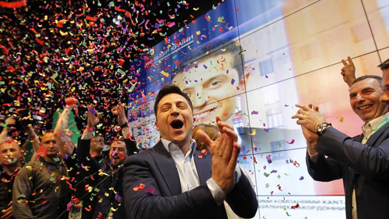 Οι Ουκρανοί έκαναν την έκπληξη εκλέγοντας πρόεδρο τον Ζελένσκι για να πατάξει τη διαφθορά