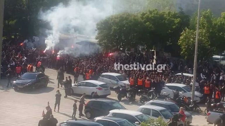 Εν μέσω αποθέωσης ο Σαββίδης υποδέχτηκε την αποστολή του ΠΑΟΚ στην Τούμπα