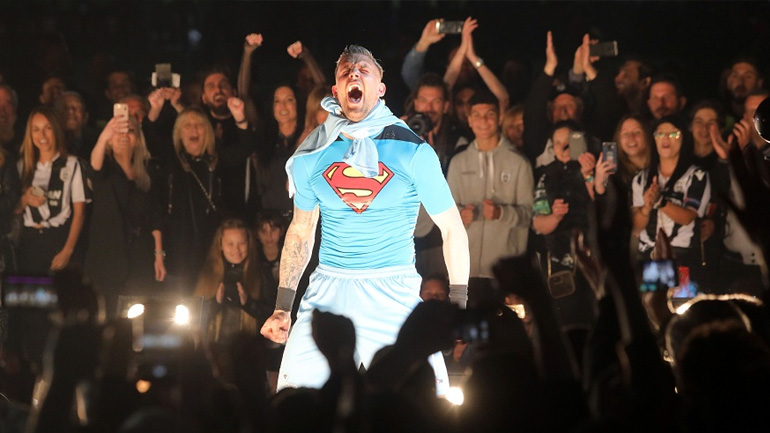 Έκανε είσοδο ως… Superman στη φιέστα ο Πασχαλάκης