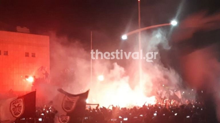 Τρέλα πανηγύρια από χιλιάδες οπαδούς του ΠΑΟΚ στην παραλία της Θεσσαλονίκης