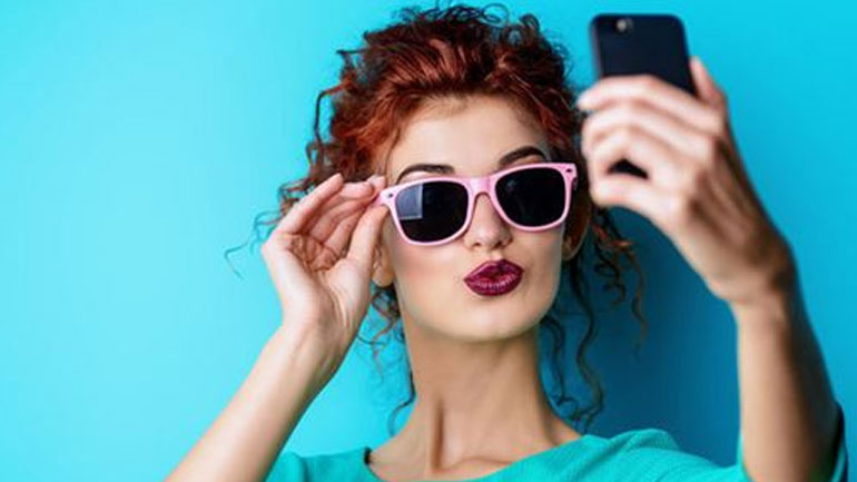 Γιατί μας αρέσει να βγάζουμε selfies;