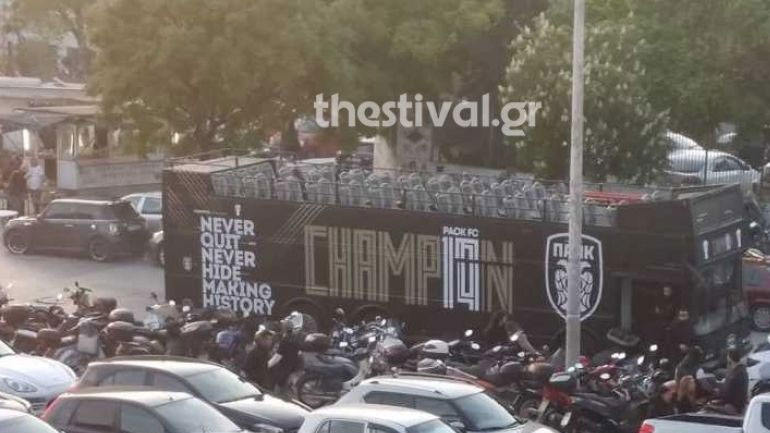 Το ασπρόμαυρο ανοιχτό πούλμαν που θα μεταφέρει τους πρωταθλητές στον Λευκό Πύργο