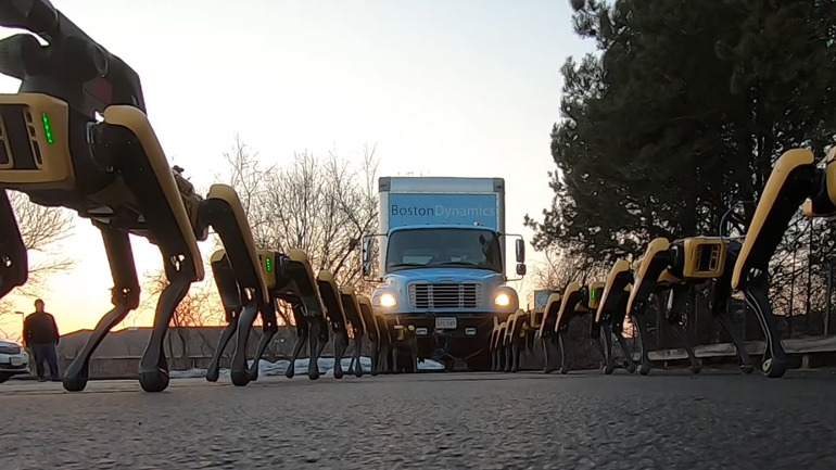 Boston Dynamics: 10 ρομπότ τραβούν ένα φορτηγό