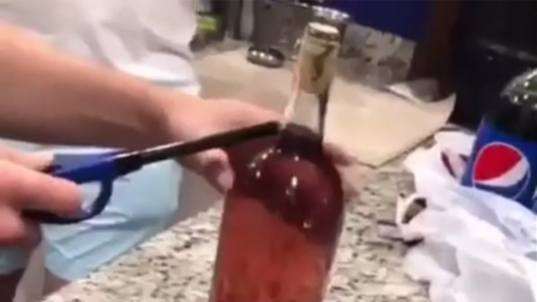 Πώς να ανοίξεις ένα μπουκάλι κρασί με έναν αναπτήρα