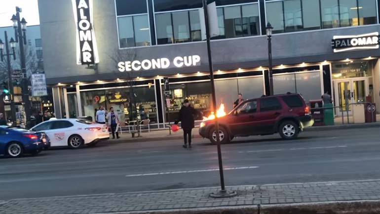 Νεαρός βάζει φωτιά σε αυτοκίνητα στη μέση του δρόμου!