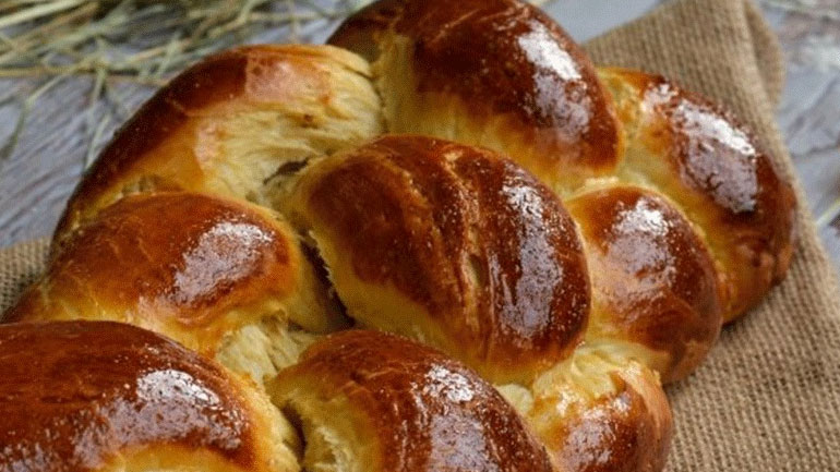 Τσουρέκια με άρωμα πορτοκάλι και μαστίχα