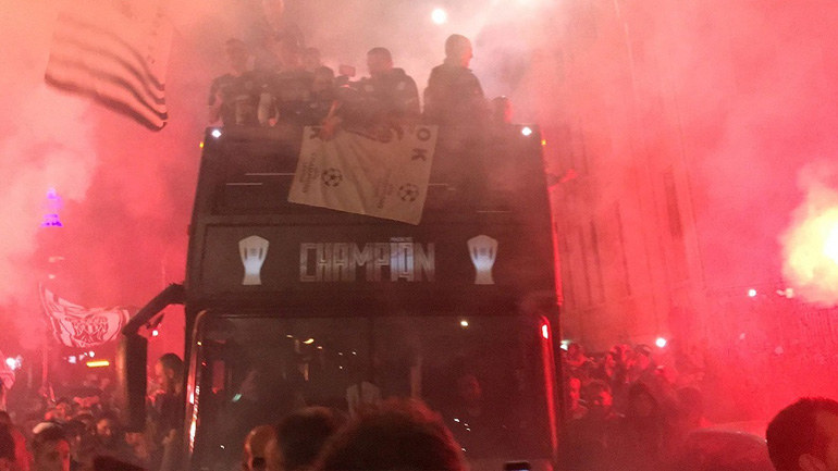 Ξέφρενο γλέντι στον Λευκό Πύργο  για τον τίτλο – Αποθεωτική υποδοχή της ομάδας του ΠΑΟΚ από τους φιλάθλους της