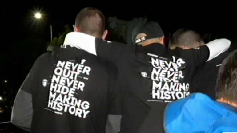 Η φράση «Never quit, Never Hide, Making History» στις φόρμες των παικτών του ΠΑΟΚ