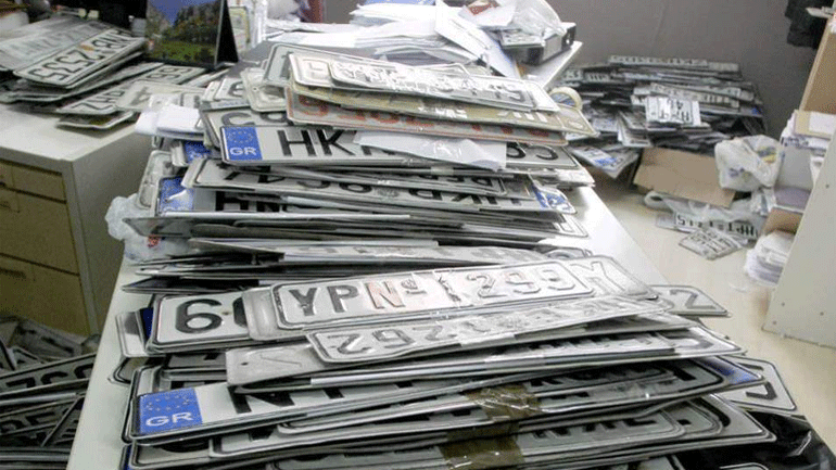 Επιστροφή πινακίδων από τον δήμο Αθηναίων