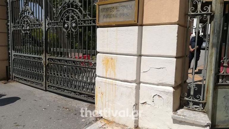 Θεσσαλονίκη: Μαθητές πέταξαν αυγά στην είσοδο του ΥΜΑΘ