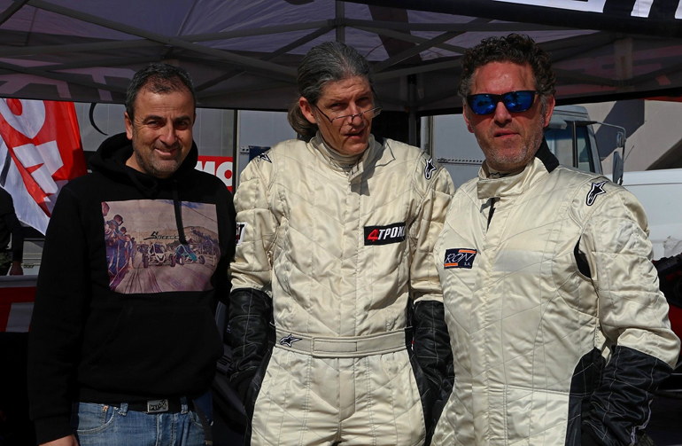 Από δεξιά, Κώστας Χαριάτης, Χρήστος Αποστολόπουλος και Γιάννης Χεκιμιάν (ιδιοκτήτης της Speedcar Hellas)