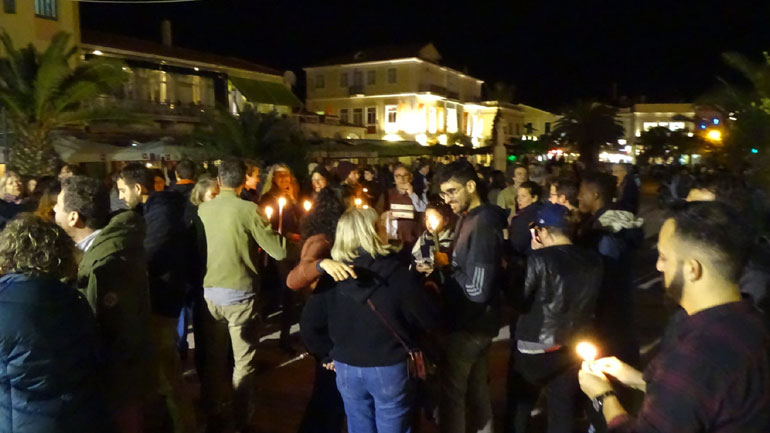 Πολίτες στο σιωπηλό συλλαλητήριο «για τον έναν χρόνο από την ντροπή της πλατείας Σαπφούς»