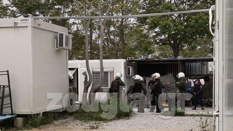 Αιφνιδιαστική επιχείρηση της αστυνομίας στο κέντρο προσφύγων του Ελαιώνα Αιφνιδιαστική επιχείρηση της αστυνομίας στο κέντρο προσφύγων του Ελαιώνα