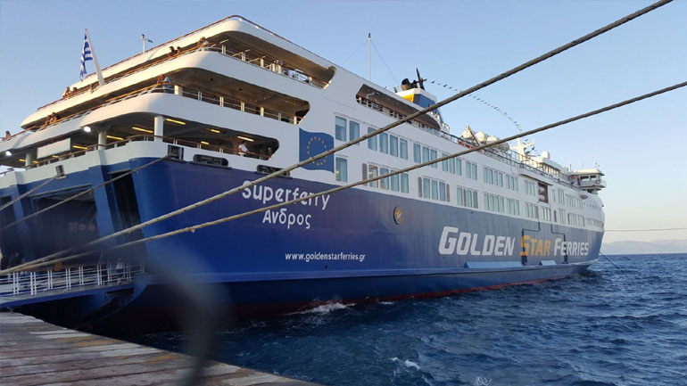 Στο λιμάνι της Ραφήνας λόγω μηχανικής βλάβης επιστρέφει το «Superferry» με 861 επιβάτες
