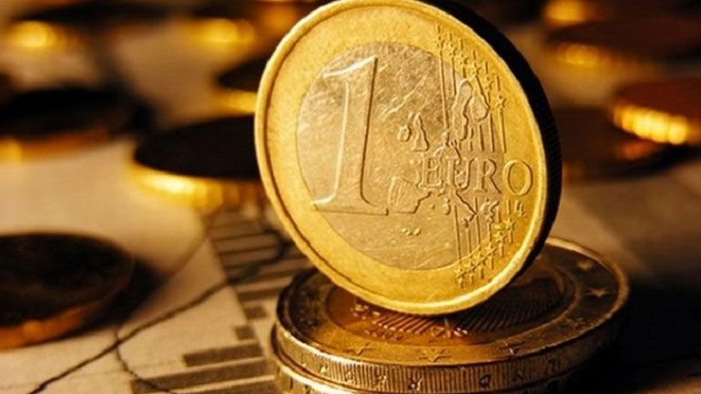 Υποχωρεί το ευρώ