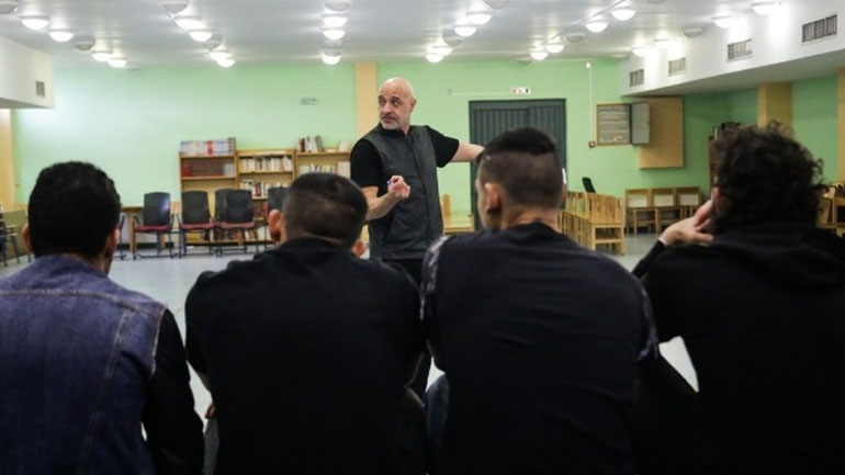 «Κοινή Αφετηρία»: Δύο θεατρικές ομάδες κρατουμένων μαζί στη σκηνή