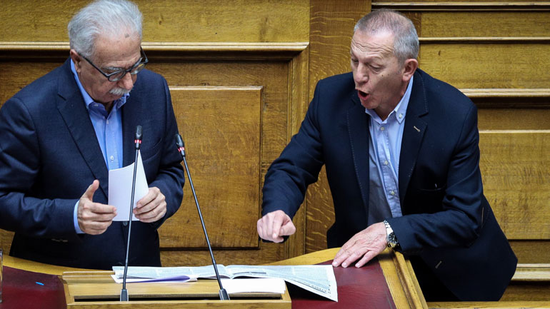 Βουλή: Ο Παφίλης διέκοψε τον Γαβρόγλου και του έδωσε να διαβάσει τον «Ριζοσπάστη»