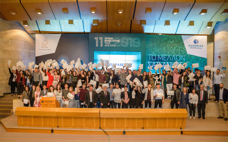 Στιγμιότυπο από την τελετή βράβευσης αριστούχων φοιτητών στον Ασπρόπυργο