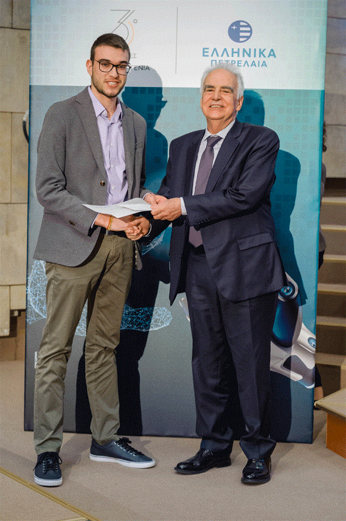 Απονομή βραβείου από τον Πρόεδρο και Διεύθυνοντα Σύμβουλο της ΕΛΠΕ κ. Ευστάθιο Τσοτσορό σε αριστούχο φοιτητή
