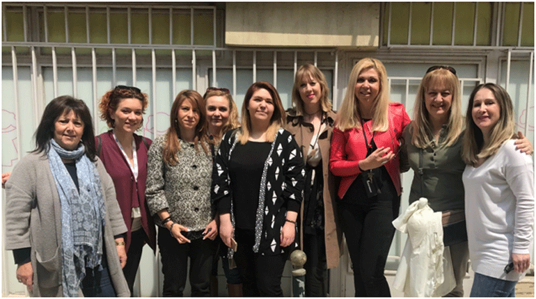 Η κα Παναγιωτίδου (πρόεδρος του Σωμ. Οι Φίλοι του Παιδιού) με αντιπροσωπεία εργαζόμενων της ΔΕΛΤΑ