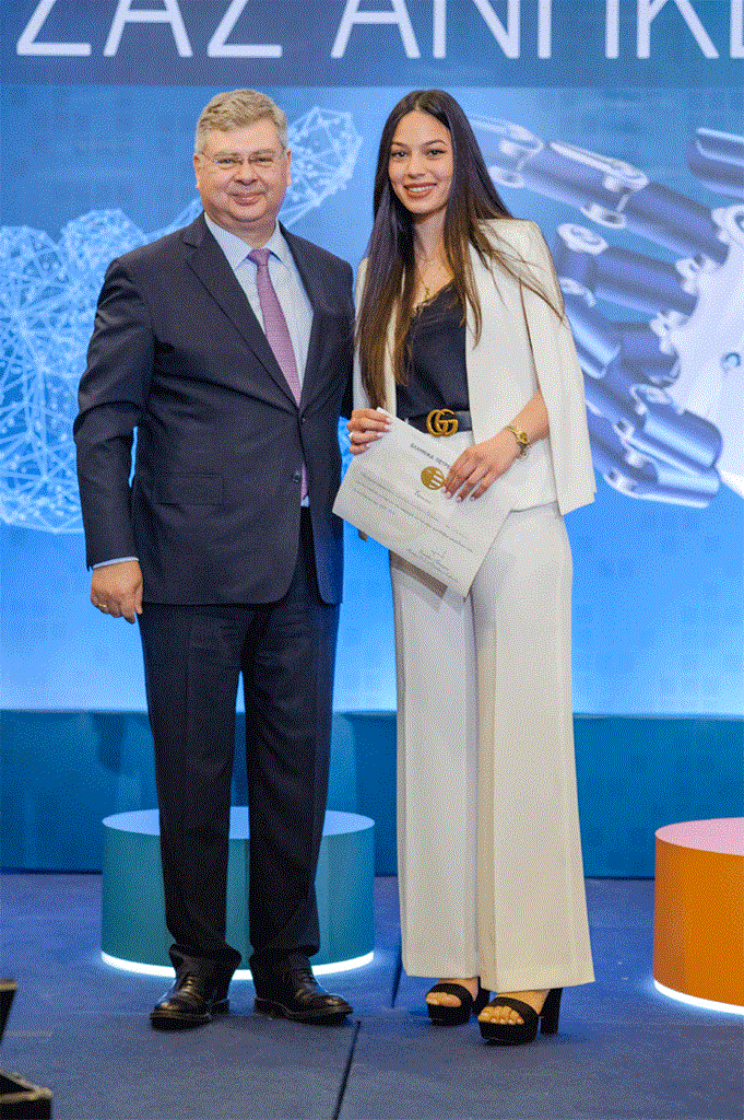 Απονομή του βραβείου σε φοιτήτρια, από τον Αναπληρωτή Διευθύνοντα Σύμβουλο και Γενικό Διευθυντή Οικονομικών του Ομίλου ΕΛΛΗΝΙΚΑ ΠΕΤΡΕΛΑΙΑ κ. Ανδρέα Σιάμισιη