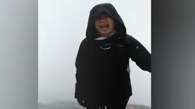 Η συγκλονιστική στιγμή που κεραυνός «χτυπάει» ζευγάρι 