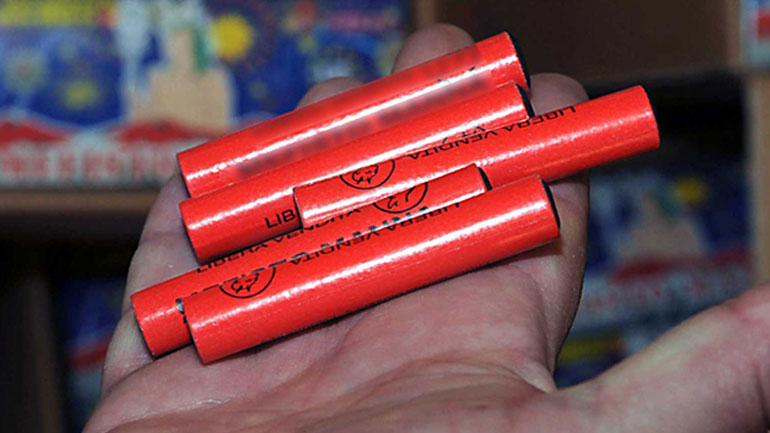 Συνελήφθη νεαρός για κροτίδες