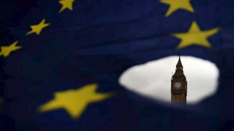 «Το Brexit σκιάζει τις προοπτικές της Βρετανίας και περιορίζει τις επενδύσεις»