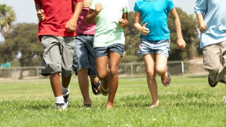 Λιγότερες οθόνες και περισσότερο παιγνίδι συνιστά ο ΠΟΥ για τα παιδιά κάτω των πέντε ετών