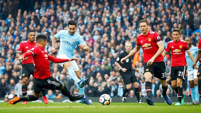 Στις «φλόγες» το Μάντσεστερ, στο … ακουστικό το Λίβερπουλ