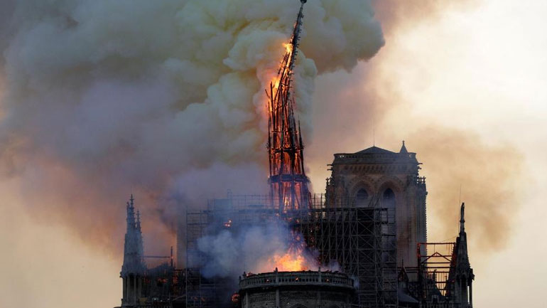 Εργάτες στη Notre Dame παραβίασαν την απαγόρευση καπνίσματος Εργάτες στη Notre Dame παραβίασαν την απαγόρευση καπνίσματος